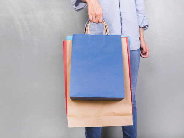 human-holding-shopping-packages.jpg Kağıt Poşet